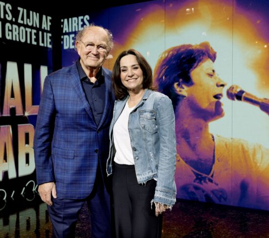 Joop van den Ende en Jet de Nijs met Malle Babbe op de achtergrond